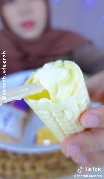 Tak banyak yang tahu, begini cara unik makan es krim jagung pakai stik