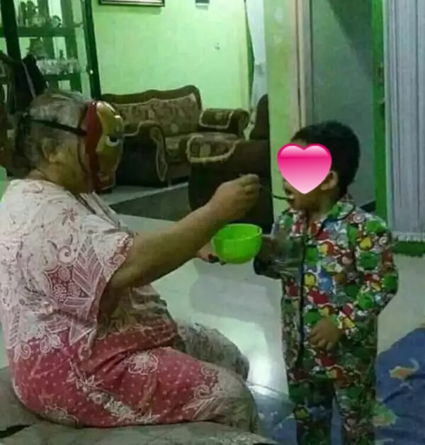 Aksi nyeleneh emak-emak momong anak © berbagai sumber