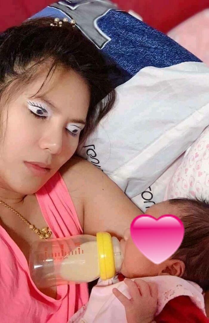 Aksi nyeleneh emak-emak momong anak © berbagai sumber