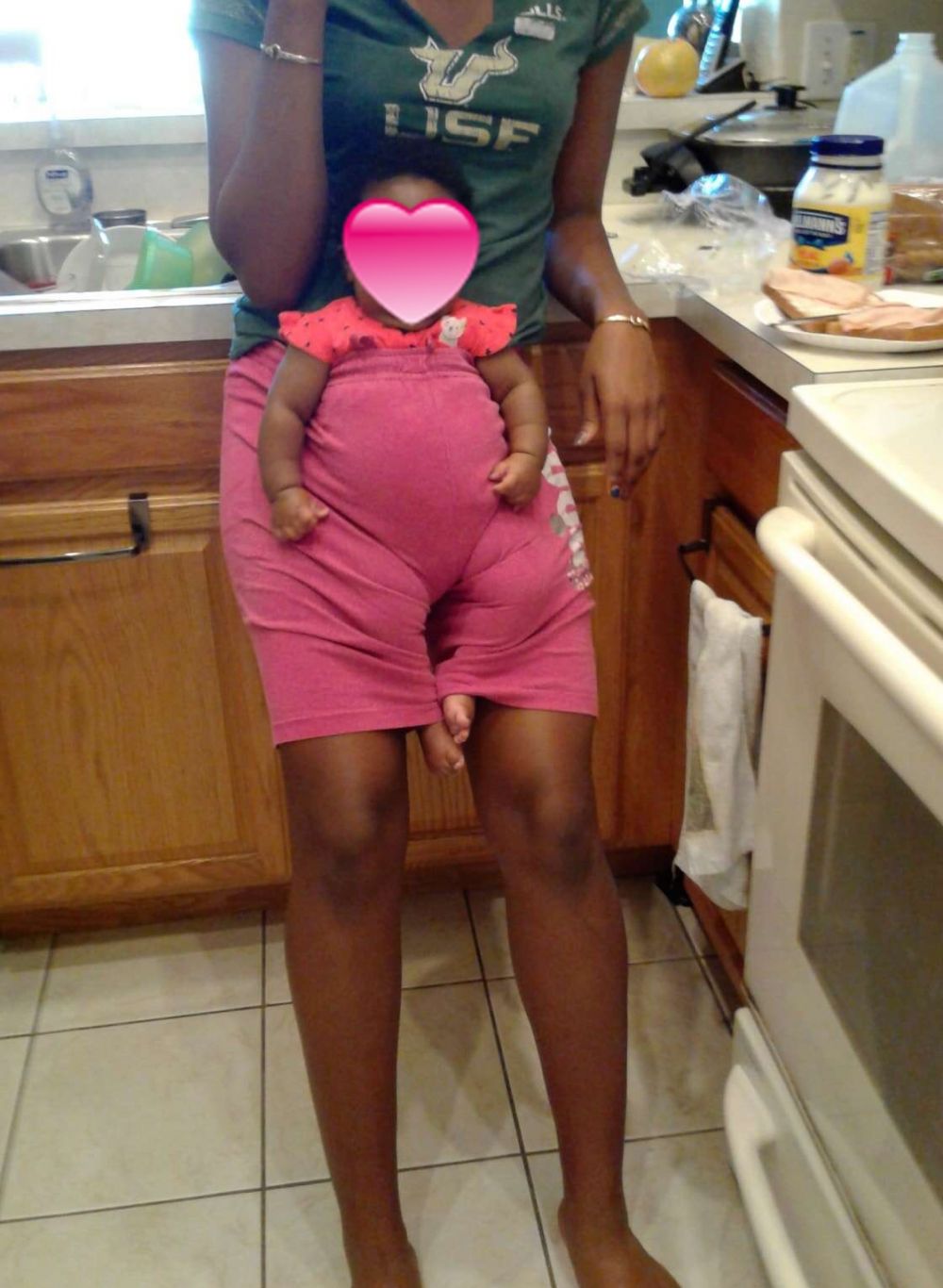 Aksi nyeleneh emak-emak momong anak © berbagai sumber