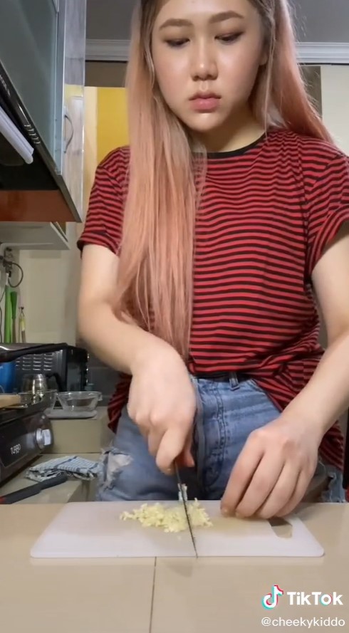 Cuma pakai pisau, ini cara mencincang bawang putih agar hasilnya halus