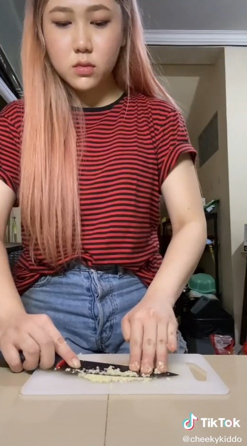 Cuma pakai pisau, ini cara mencincang bawang putih agar hasilnya halus