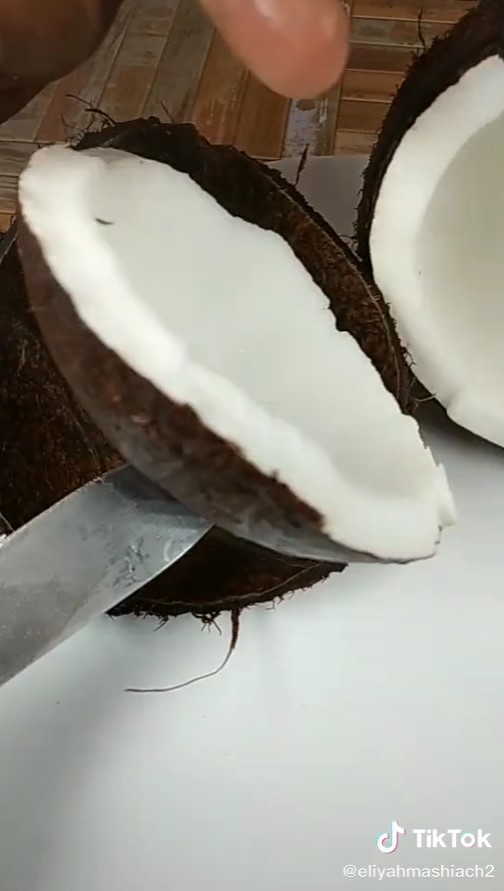 Trik melepaskan batok kelapa dari dagingnya, lebih mudah dan rapi