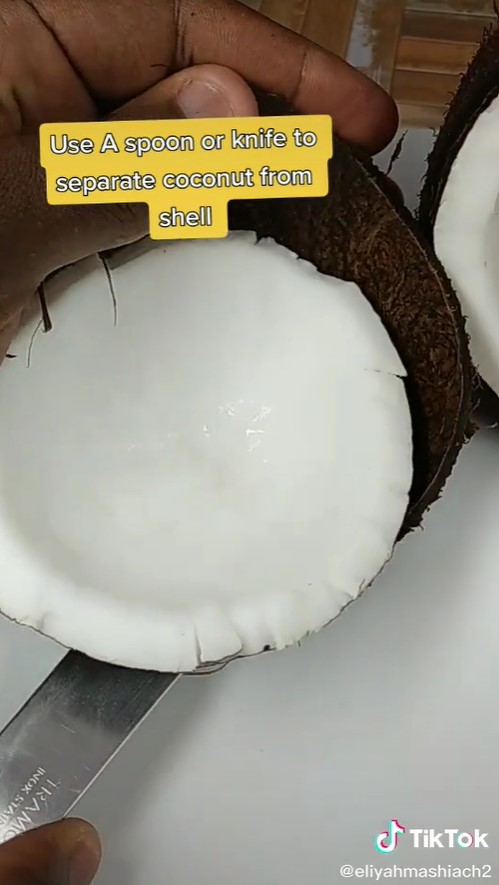 Trik melepaskan batok kelapa dari dagingnya, lebih mudah dan rapi
