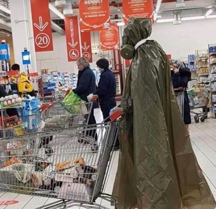 Potret orang kenakan pakaian nyeleneh  Berbagai sumber  Potret orang kenakan pakaian nyeleneh  Berbagai sumber