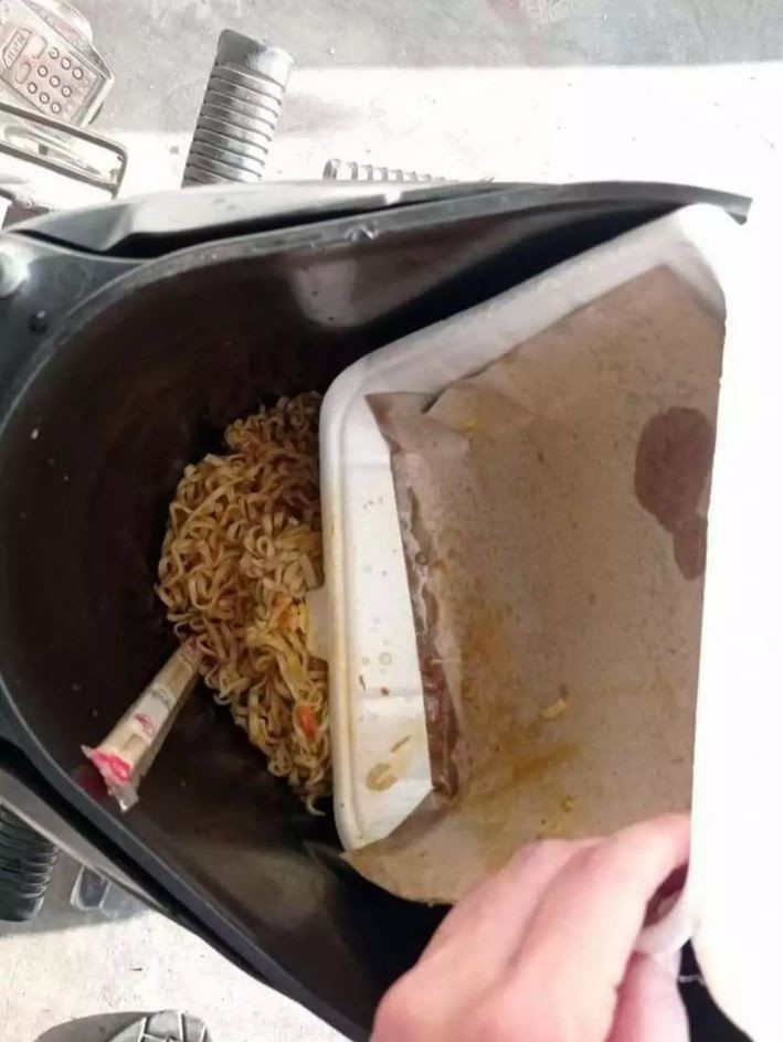 Momen apes makanan tumpah Berbagai sumber