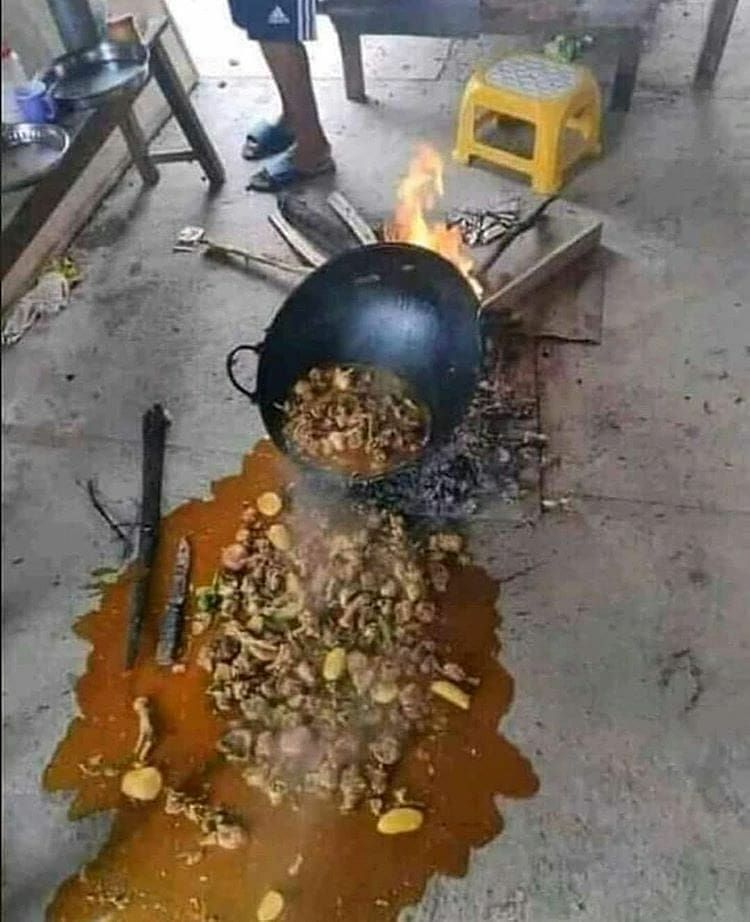 Momen apes makanan tumpah Berbagai sumber