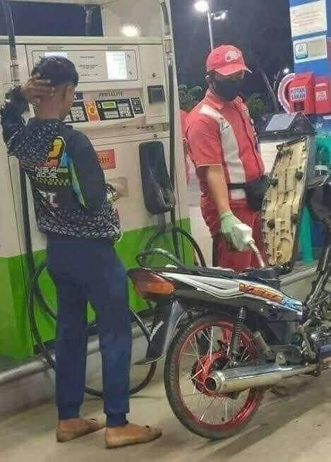 tingkah nyeleneh pakai sepatu © Facebook