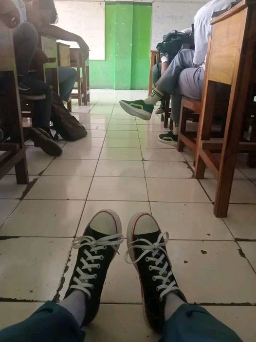 tingkah nyeleneh pakai sepatu © Facebook