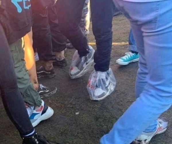 tingkah nyeleneh pakai sepatu © Facebook