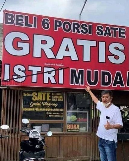 tulisan di spanduk sate © berbagai sumber