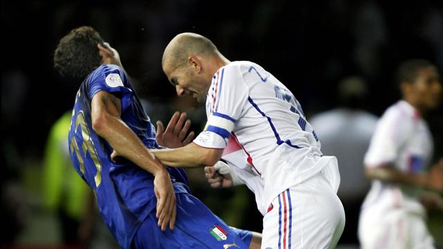 Cerita nyeleneh di Piala Dunia, celana melorot sampai seruduk lawan