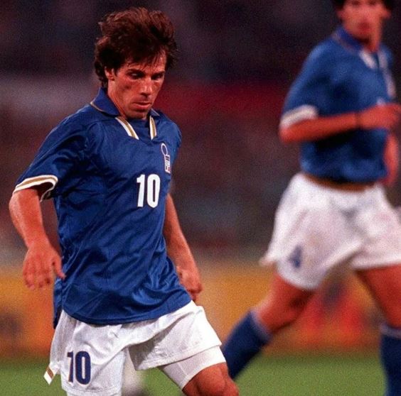 Cerita nyeleneh di Piala Dunia, celana melorot sampai seruduk lawan