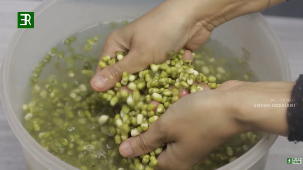 7 Cara mudah mengupas kulit ari kacang hijau, tak perlu pakai mesin