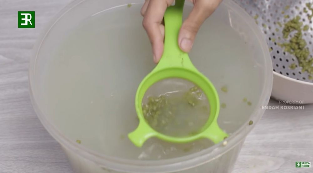 7 Cara mudah mengupas kulit ari kacang hijau, tak perlu pakai mesin