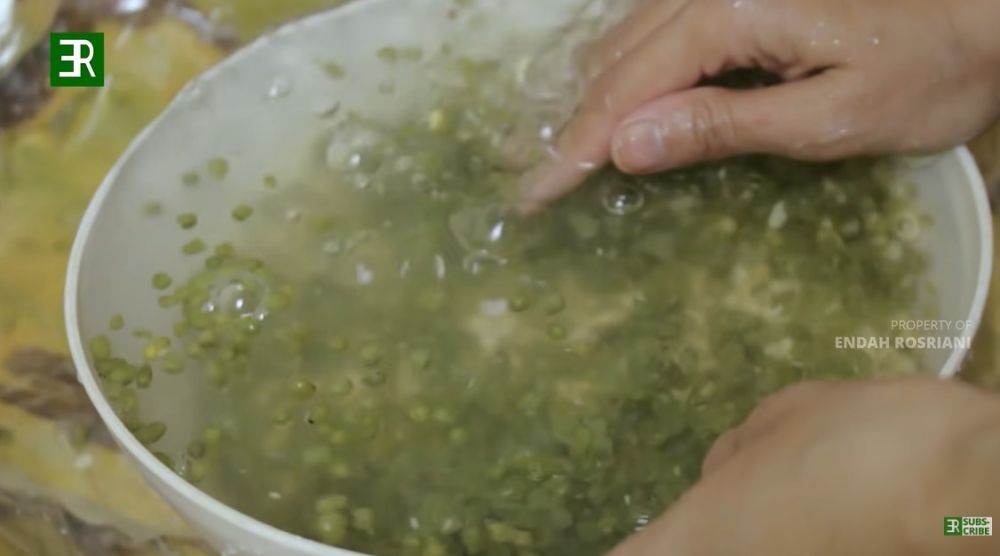 7 Cara mudah mengupas kulit ari kacang hijau, tak perlu pakai mesin