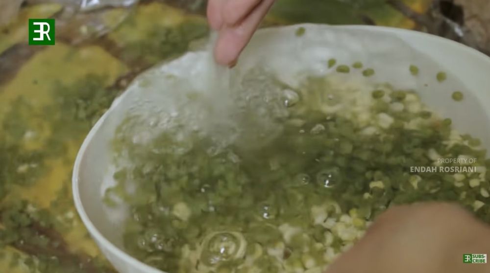 7 Cara mudah mengupas kulit ari kacang hijau, tak perlu pakai mesin