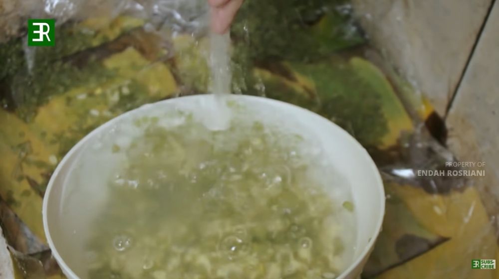 7 Cara mudah mengupas kulit ari kacang hijau, tak perlu pakai mesin