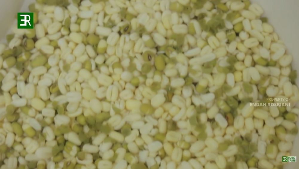 7 Cara mudah mengupas kulit ari kacang hijau, tak perlu pakai mesin