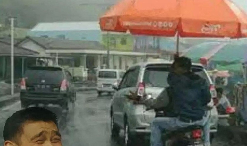 11 Potret nyeleneh orang saat hujan Berbagai sumber