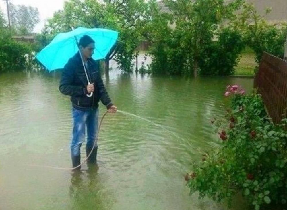 11 Potret nyeleneh orang saat hujan Berbagai sumber