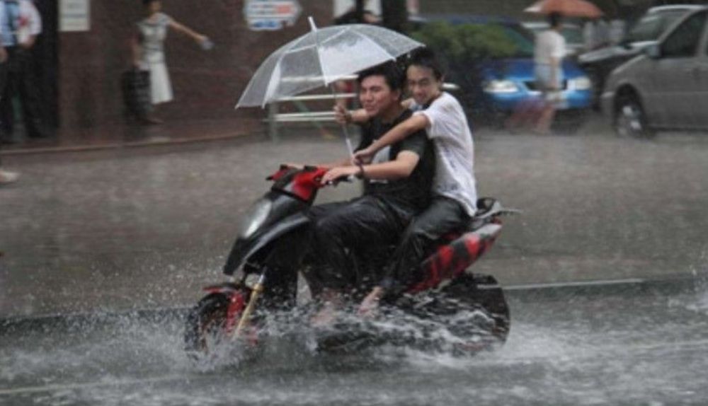 11 Potret nyeleneh orang saat hujan Berbagai sumber