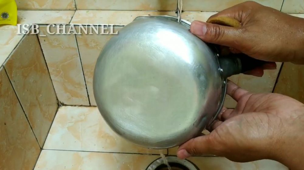 5 Cara menjaga bagian bawah panci tetap mengilap dan tak menghitam