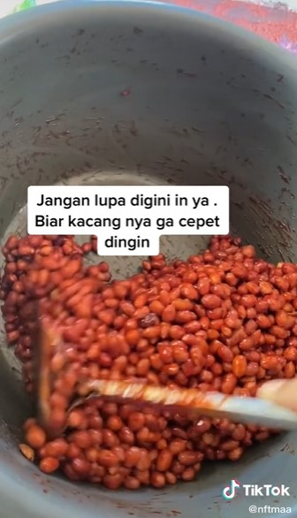Cara mengaduk bumbu balado dan kacang agar kulitnya tetap utuh