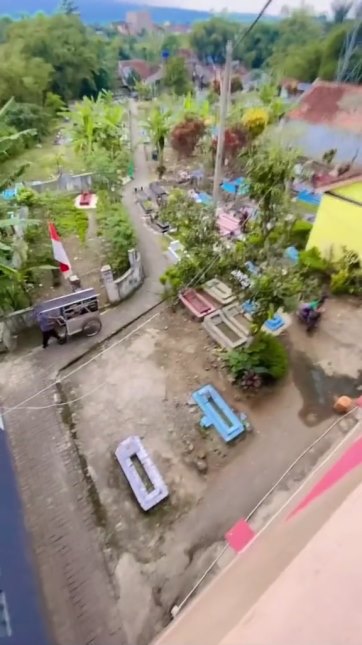 rumah mewah dekat kuburan © TikTok