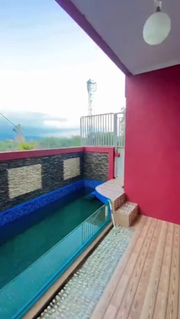 rumah mewah dekat kuburan © TikTok