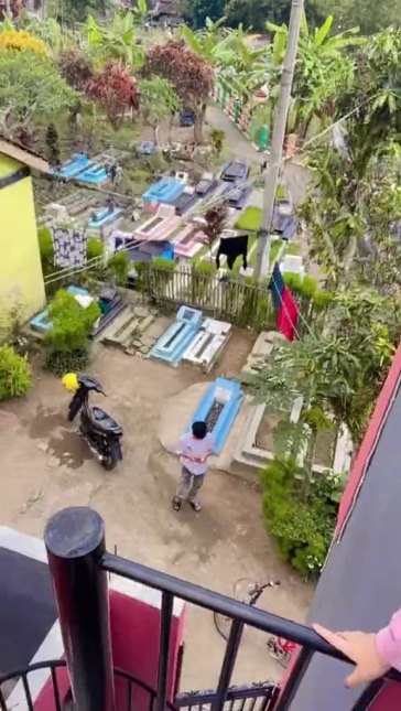 rumah mewah dekat kuburan © TikTok