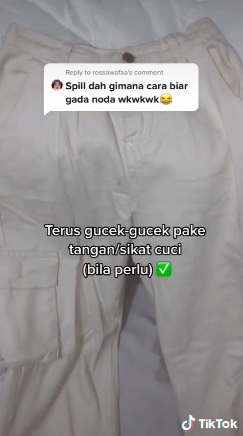 Cara bersihkan noda cokelat di baju putih, pakai satu bahan dapur