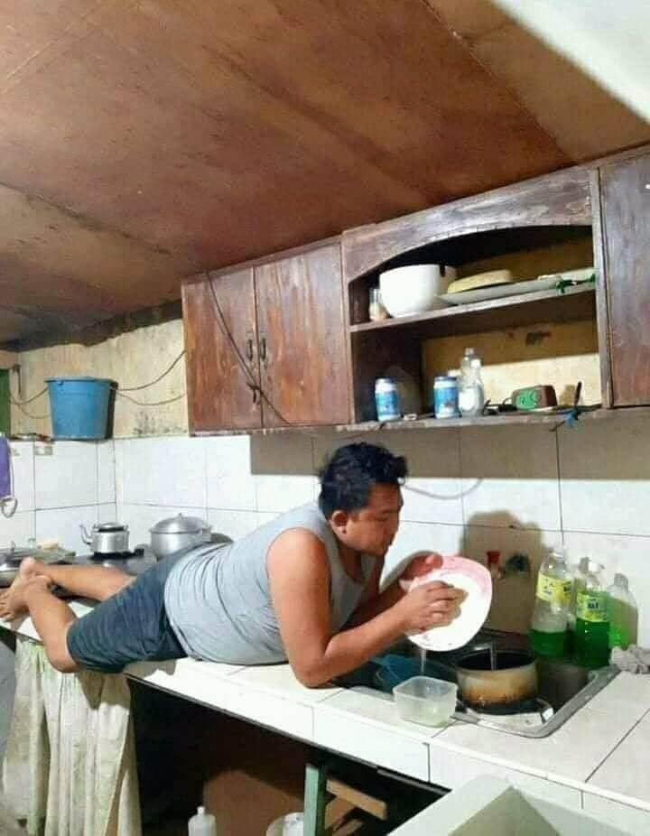 Kelakuan nyeleneh bapak-bapak saat di dapur Berbagai sumber Kelakuan nyeleneh bapak-bapak saat di dapur Berbagai sumber