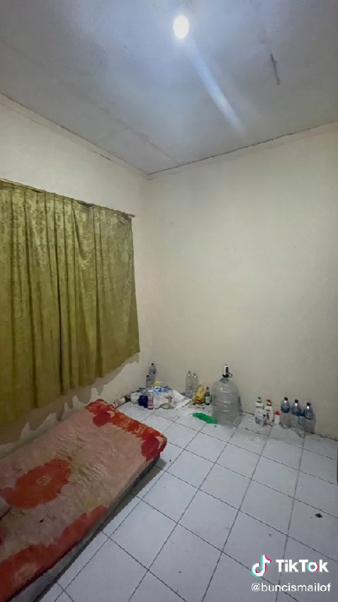 kamar sederhana jadi kamar 1,5 lantai © TikTok/@buncismailof