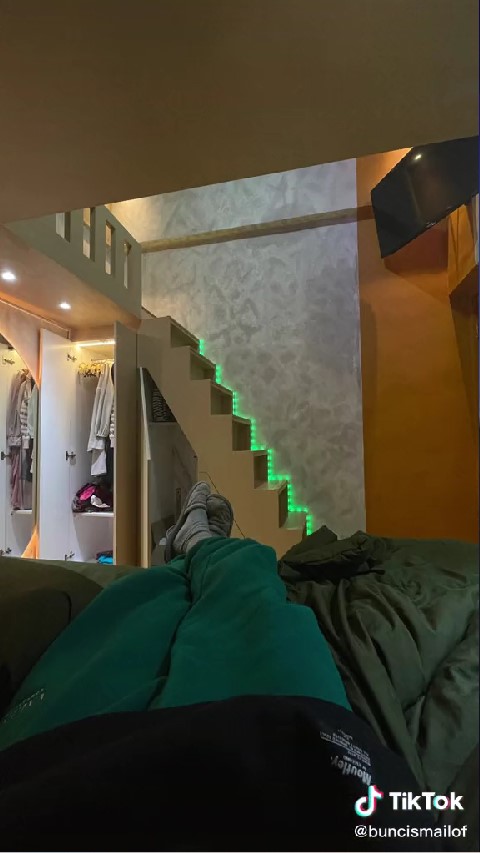 kamar sederhana jadi kamar 1,5 lantai © TikTok/@buncismailof