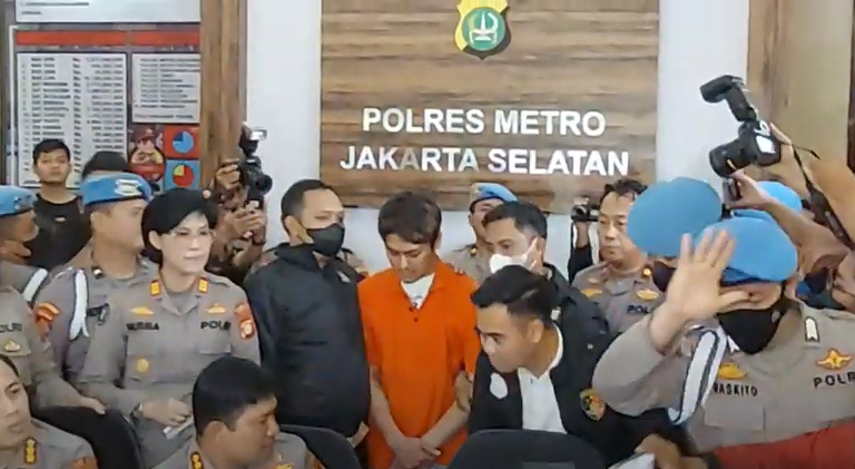 Penampakan Rizky Billar pakai baju orange © 2022 You Tube 