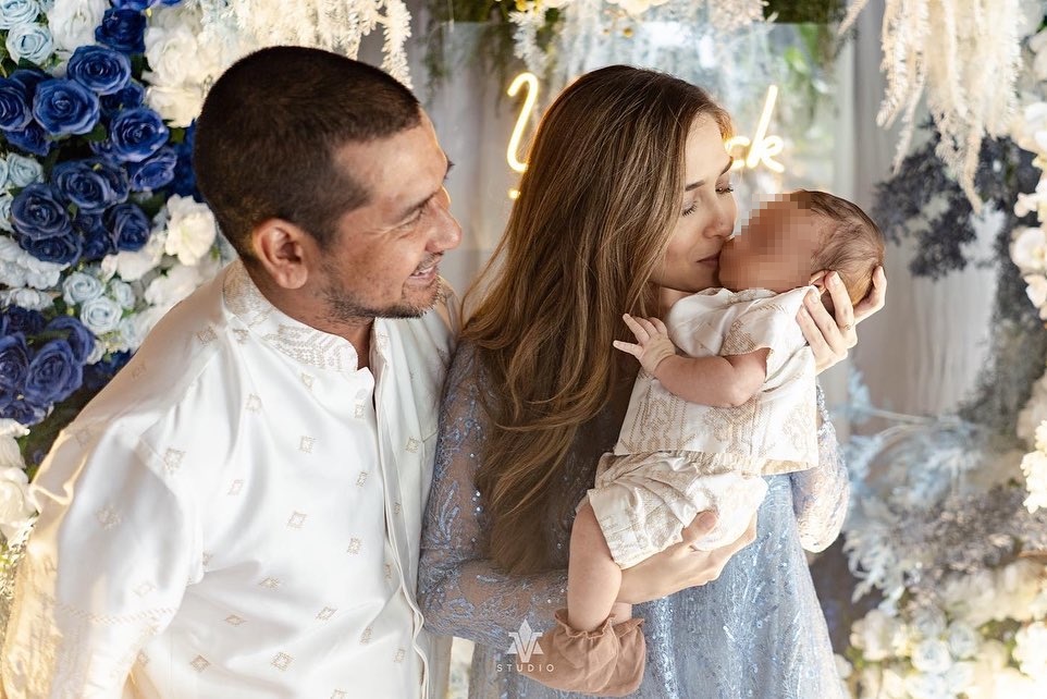 momen akikah anak Yasmine Wildblood © berbagai sumber