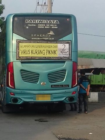 tulisan lucu di belakang bus © berbagai sumber