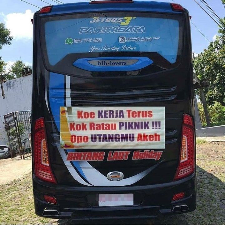 tulisan lucu di belakang bus © berbagai sumber