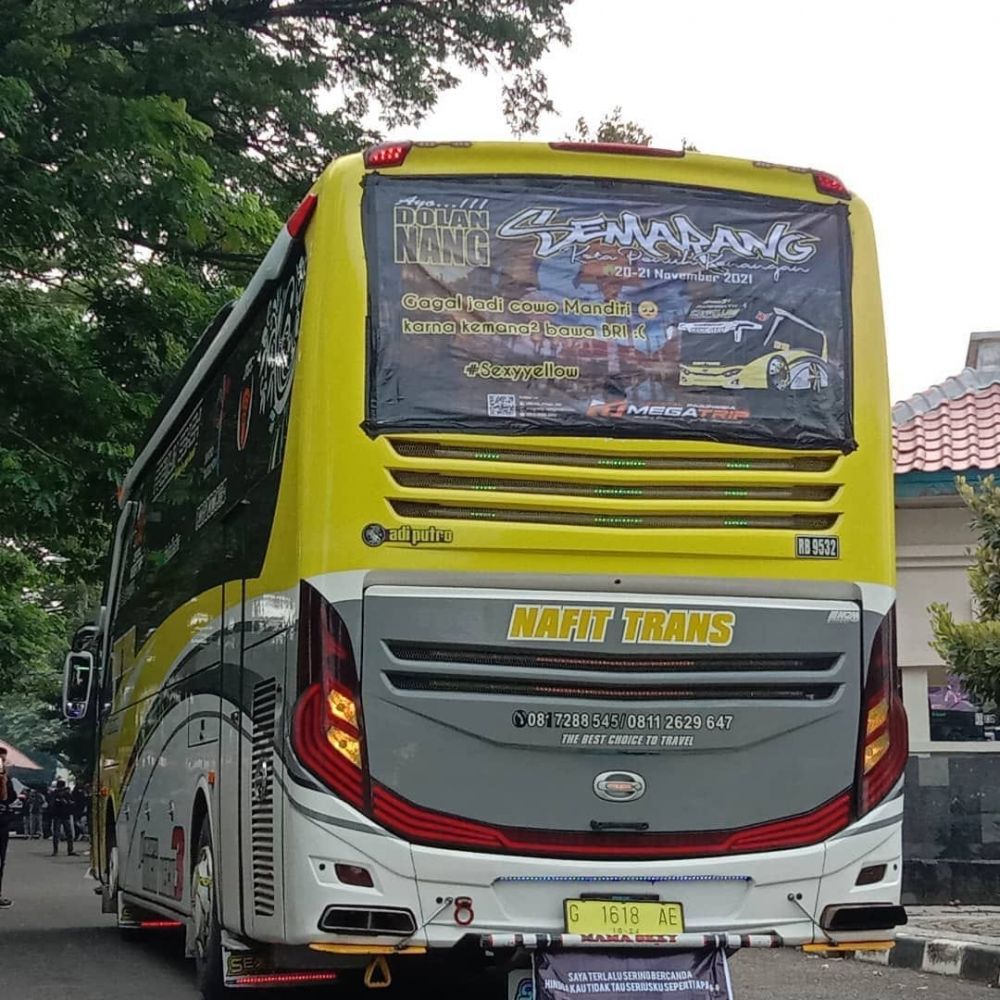 tulisan lucu di belakang bus © berbagai sumber