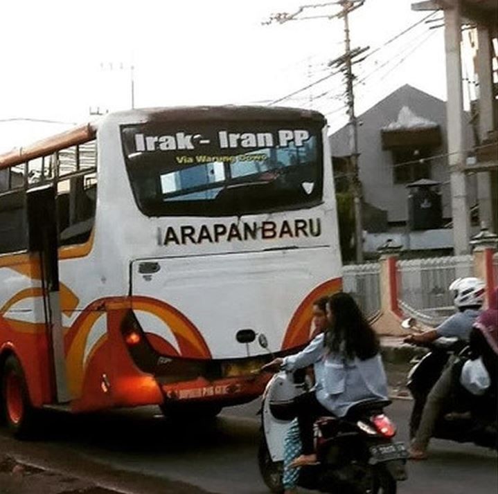 tulisan lucu di belakang bus © berbagai sumber