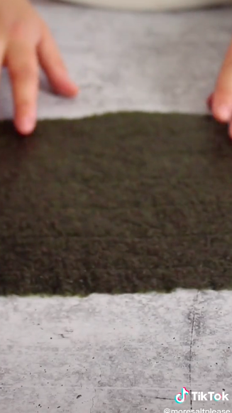 Tanpa alat, ini trik menggulung sushi agar hasilnya rapi dan padat