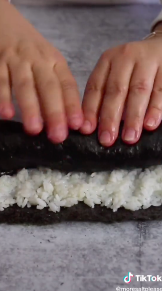 Tanpa alat, ini trik menggulung sushi agar hasilnya rapi dan padat