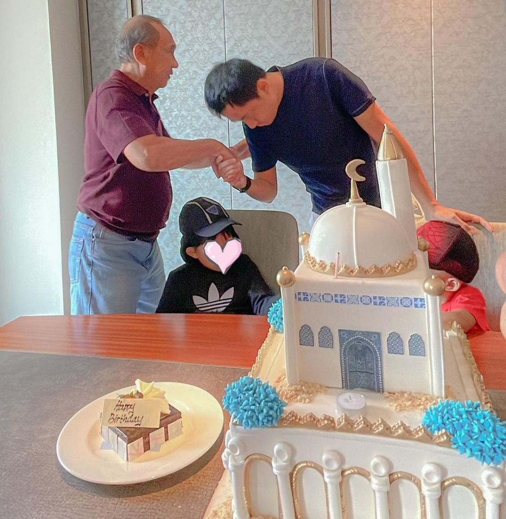10 Potret kue ultah Ayu Dewi dan Regi Datau, ada yang bentuk masjid