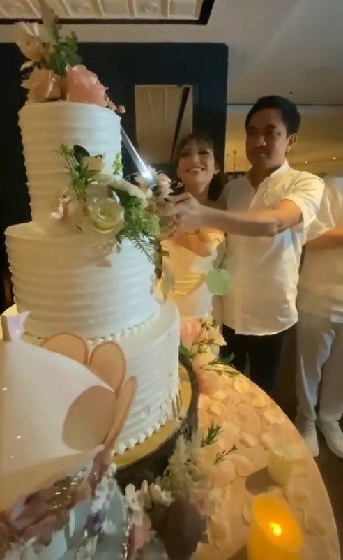 10 Potret kue ultah Ayu Dewi dan Regi Datau, ada yang bentuk masjid