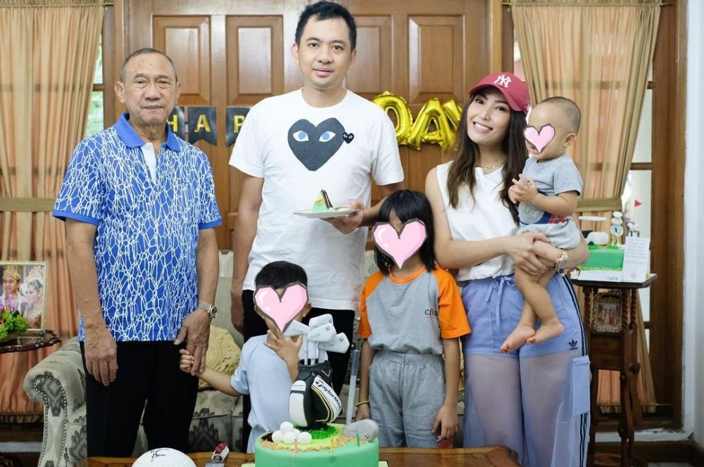10 Potret kue ultah Ayu Dewi dan Regi Datau, ada yang bentuk masjid