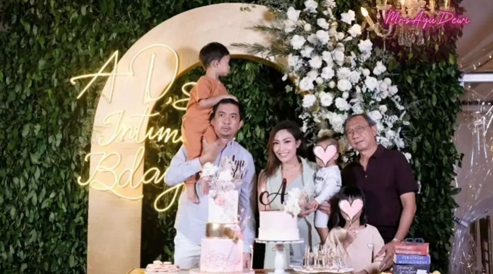 10 Potret kue ultah Ayu Dewi dan Regi Datau, ada yang bentuk masjid