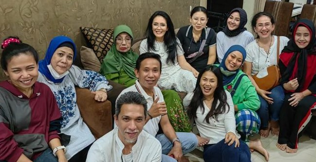 pemain Bajaj Bajuri jenguk Nani Wijaya © berbagai sumber