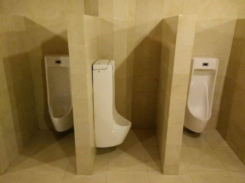 11 Potret desain kamar mandi ini bukannya nyaman malah bikin pusing