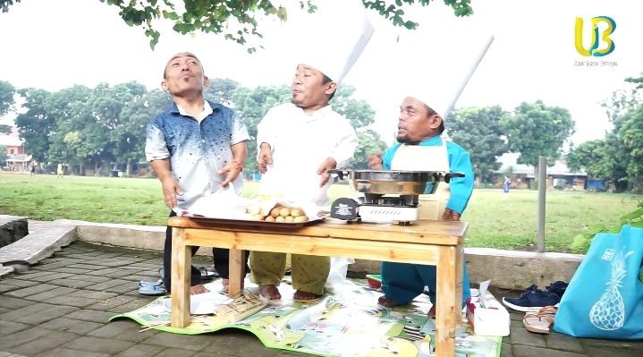 Ucok Baba jualan sosis di pinggir jalan © YouTube